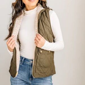 Grace & Lace Quilted Reversible Vest Size XS Olive Green and Ivory Sherpa Warm